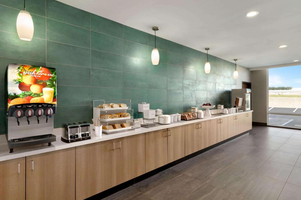 La Quinta Inn & Suites By Wyndham San Antonio Seaworld Lafb Eksteriør billede