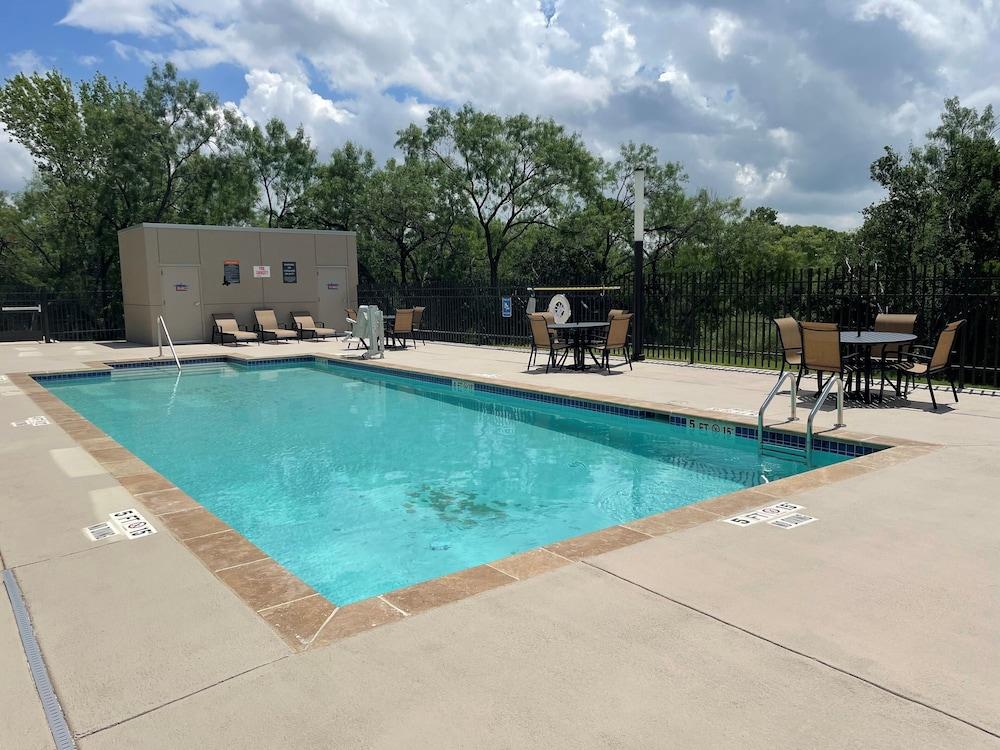 La Quinta Inn & Suites By Wyndham San Antonio Seaworld Lafb Eksteriør billede
