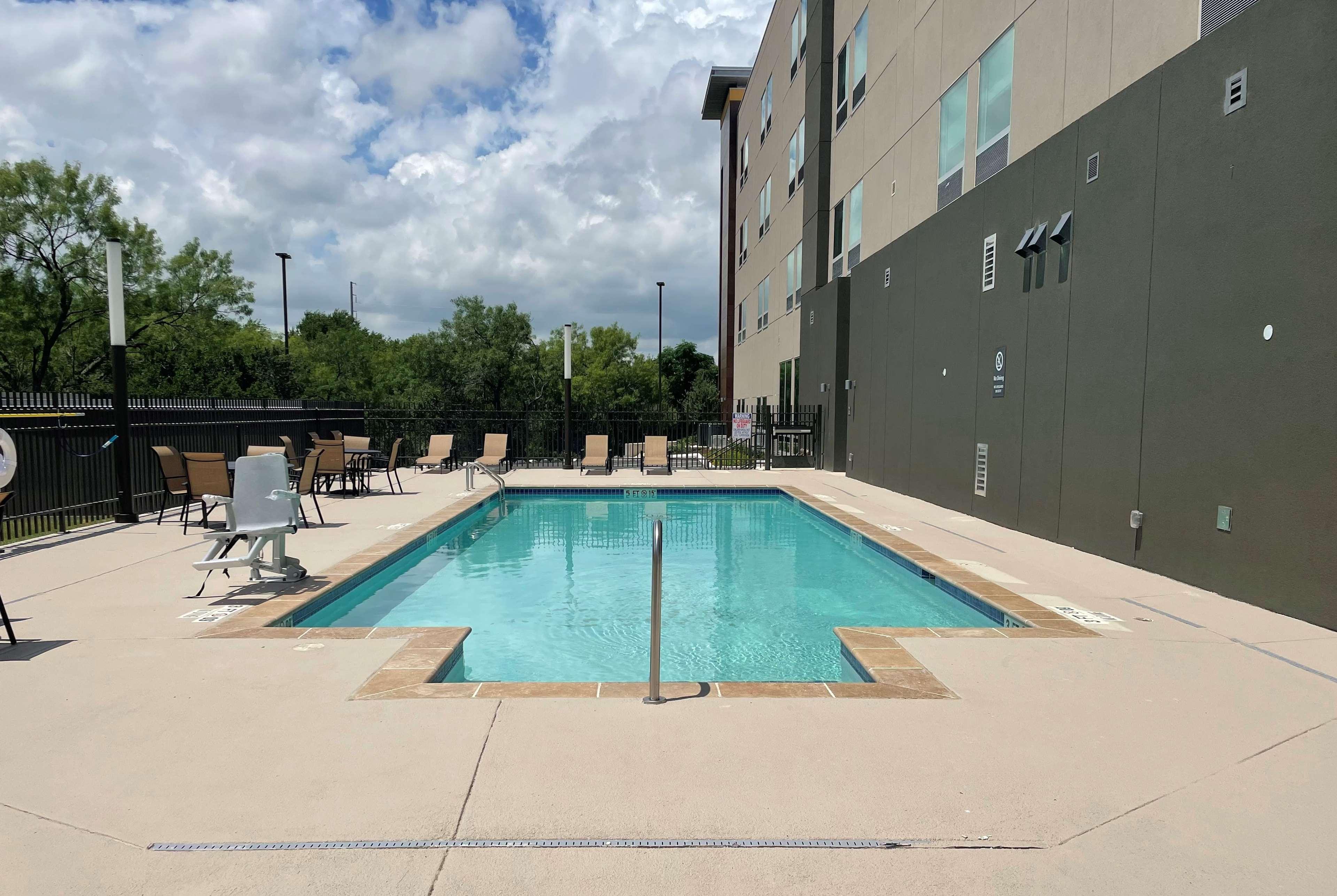 La Quinta Inn & Suites By Wyndham San Antonio Seaworld Lafb Eksteriør billede