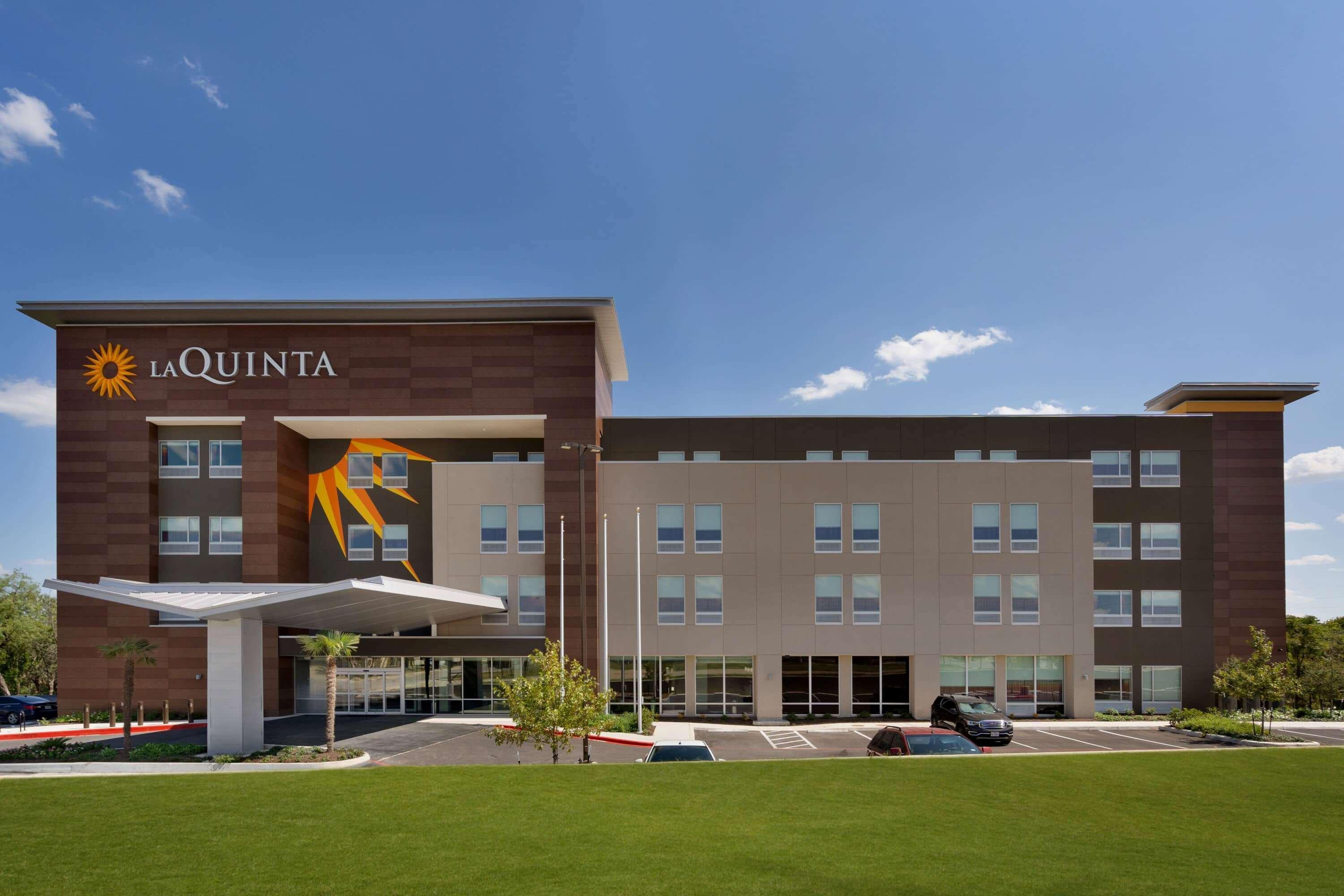 La Quinta Inn & Suites By Wyndham San Antonio Seaworld Lafb Eksteriør billede