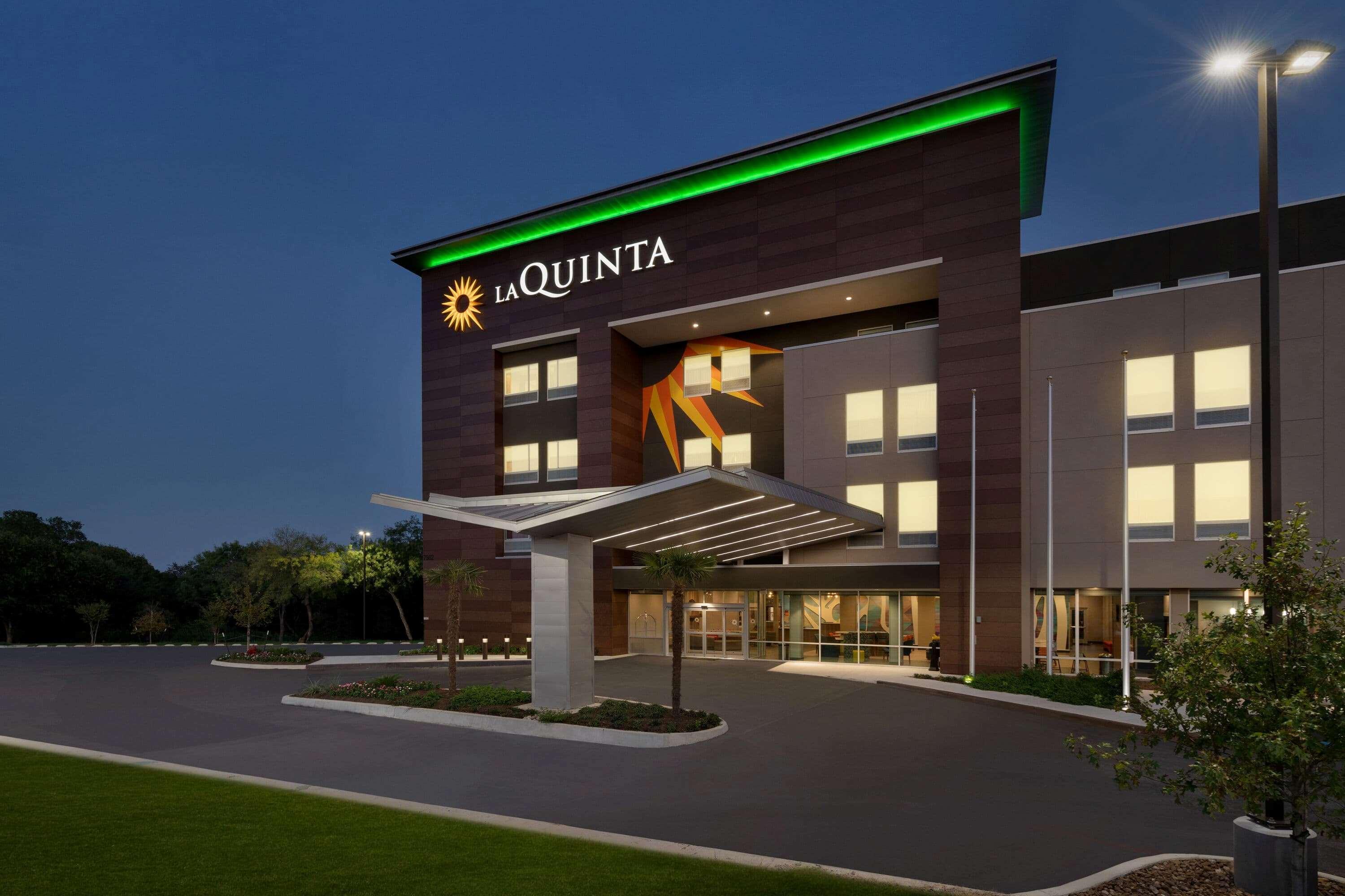 La Quinta Inn & Suites By Wyndham San Antonio Seaworld Lafb Eksteriør billede