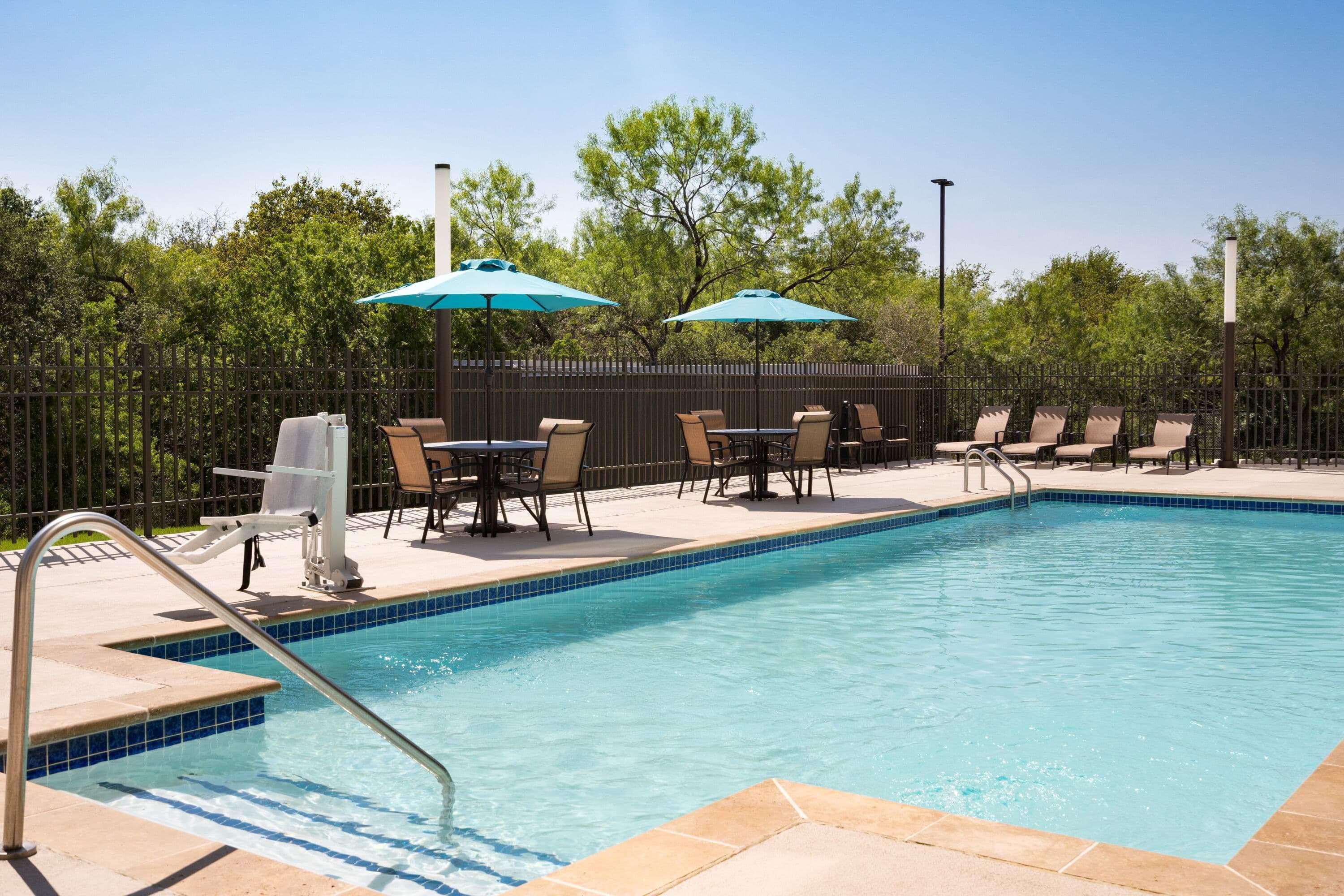 La Quinta Inn & Suites By Wyndham San Antonio Seaworld Lafb Eksteriør billede