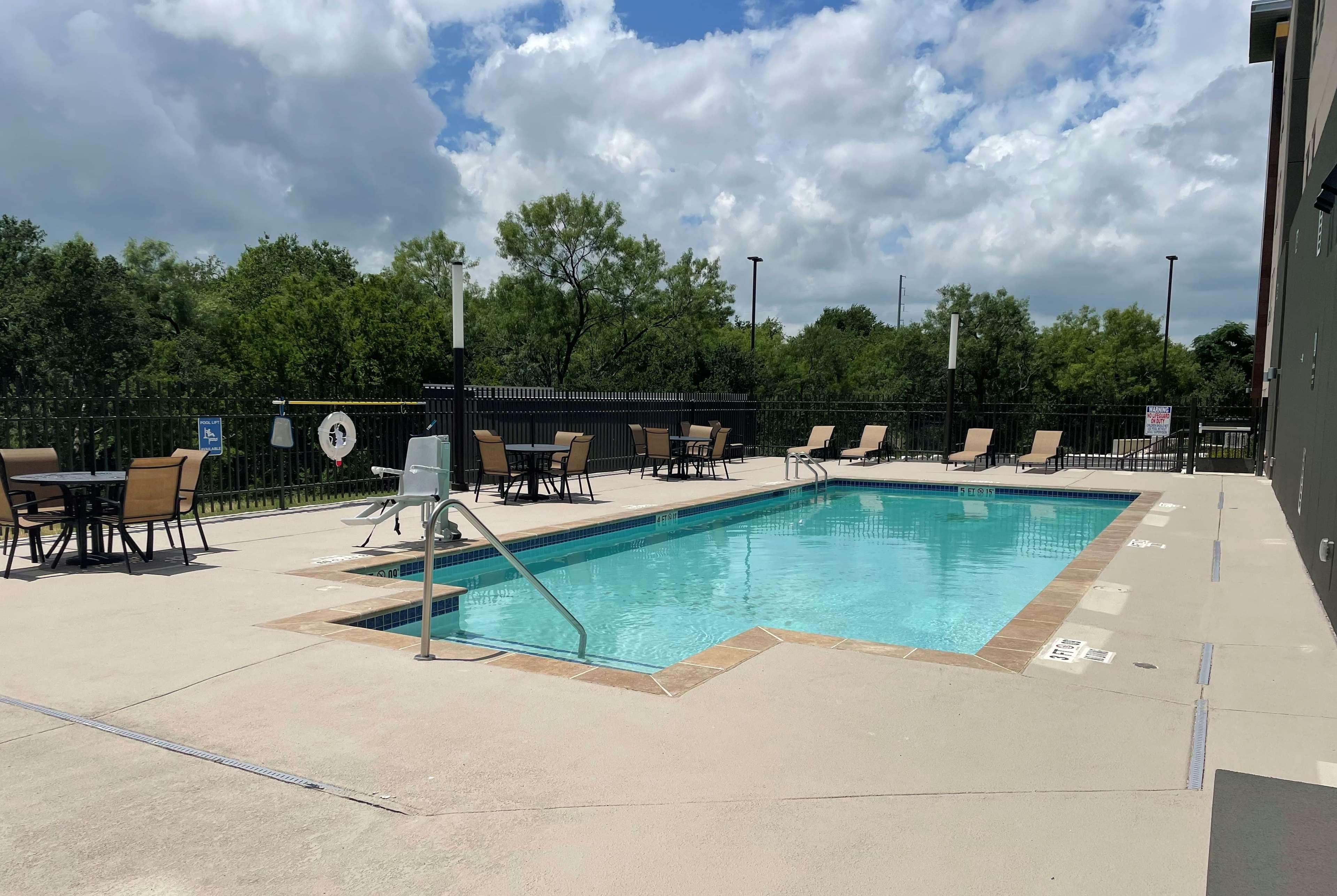 La Quinta Inn & Suites By Wyndham San Antonio Seaworld Lafb Eksteriør billede