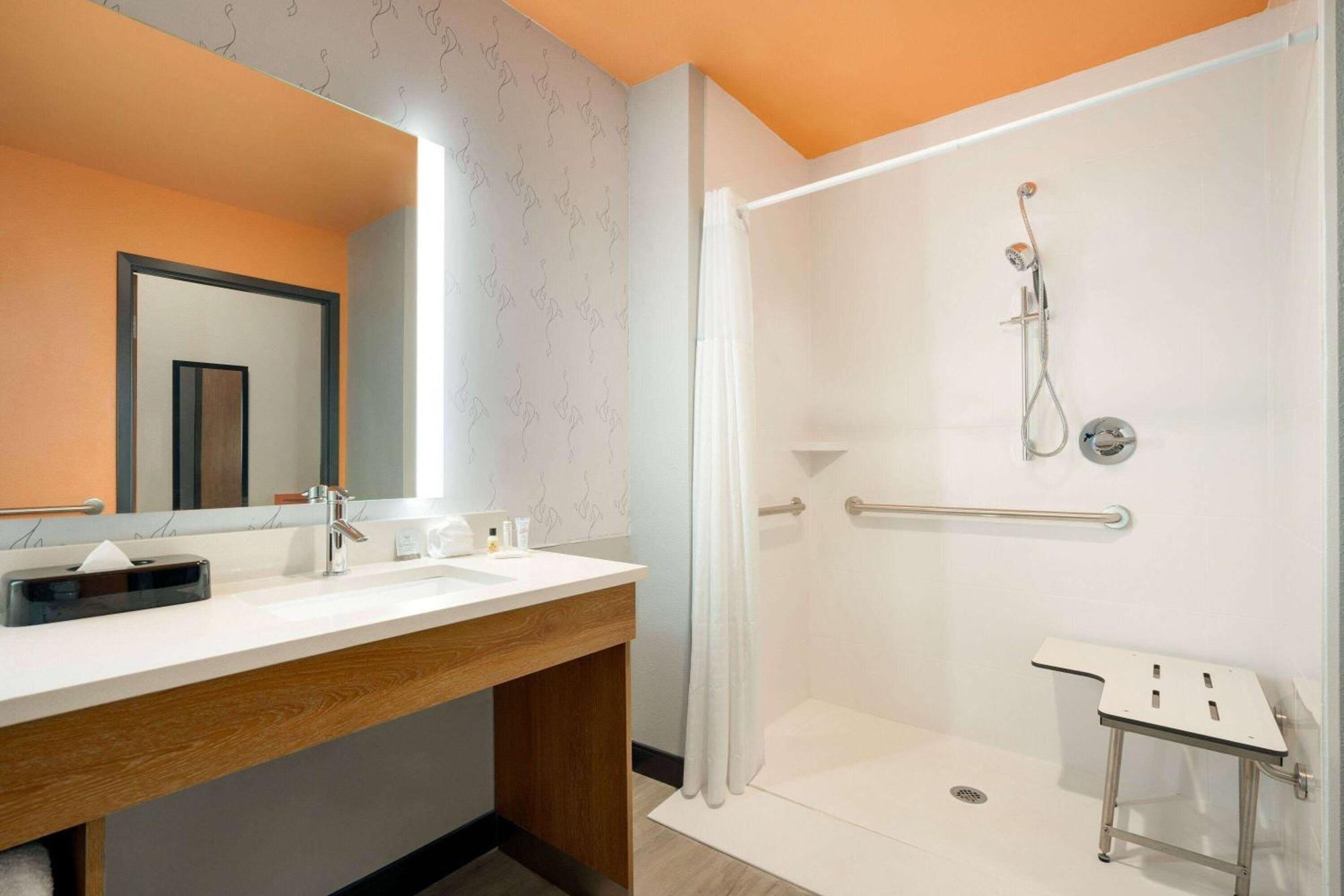 La Quinta Inn & Suites By Wyndham San Antonio Seaworld Lafb Eksteriør billede